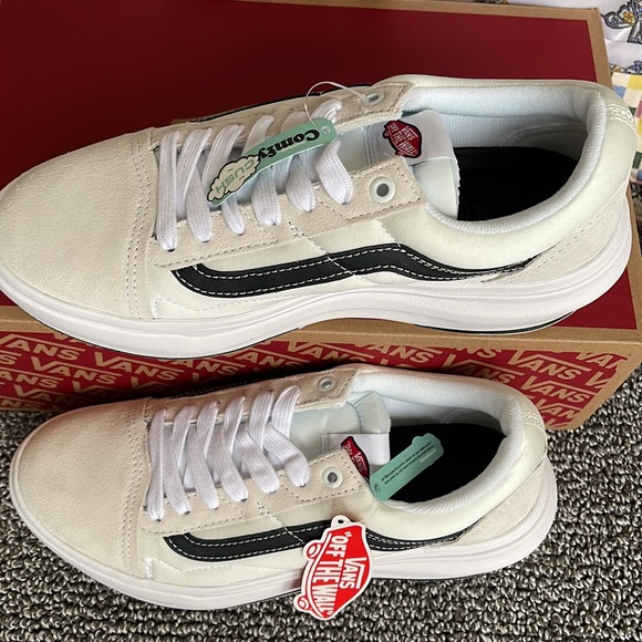 Vans WMNS Old Skool Over
White
VN0A7Q5EWHT
Platforms Sneakers - Picture 3 of 16